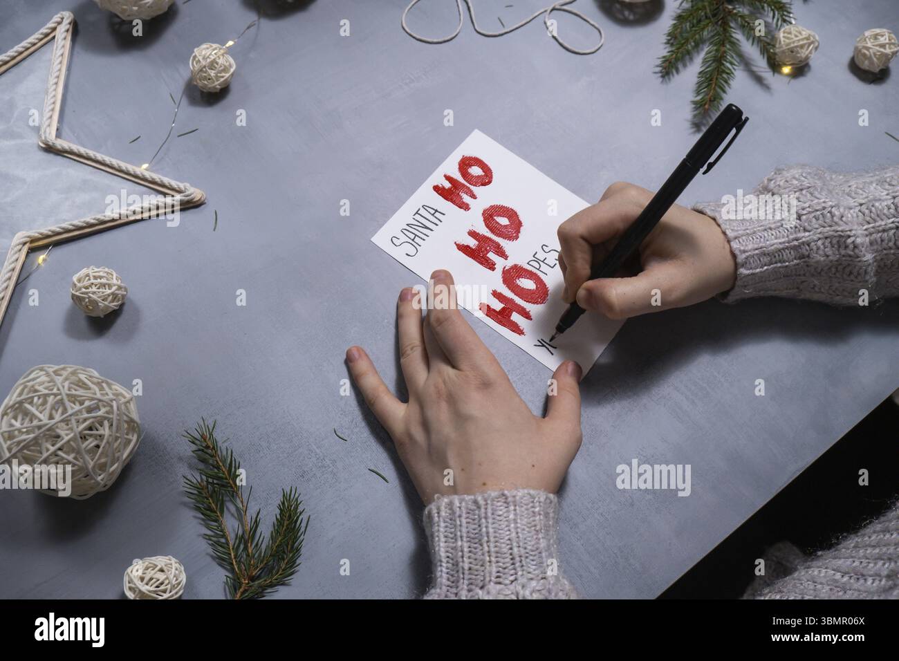 Geschenkidee zu Weihnachten. Machen Sie es selbst Anleitung Postkarte umweltfreundliche Dekoration. Handgemachte Geschenke für Kinder für heimwerker. Urlaubsfamilie tim Stockfoto