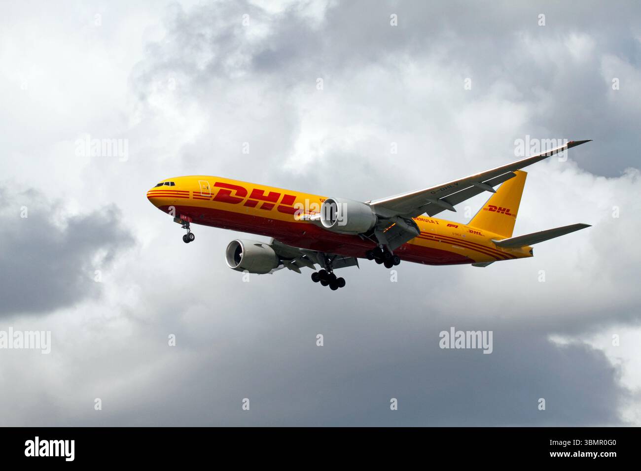 BOEING 777F G-DHLV. Logistikpartner der Formel 1. Stockfoto