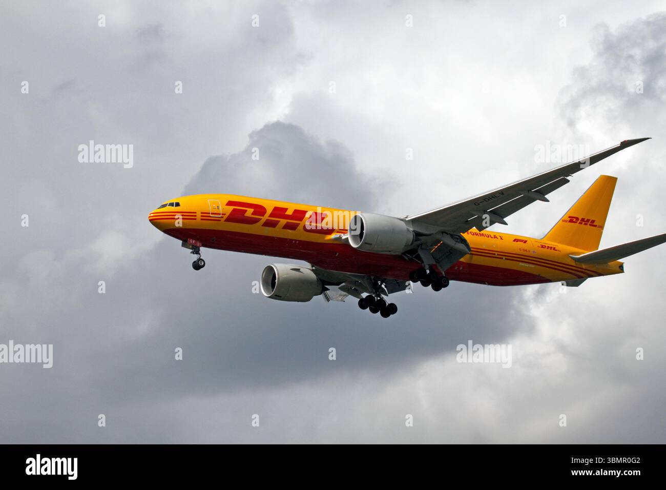 BOEING 777F G-DHLV. Logistikpartner der Formel 1. Stockfoto