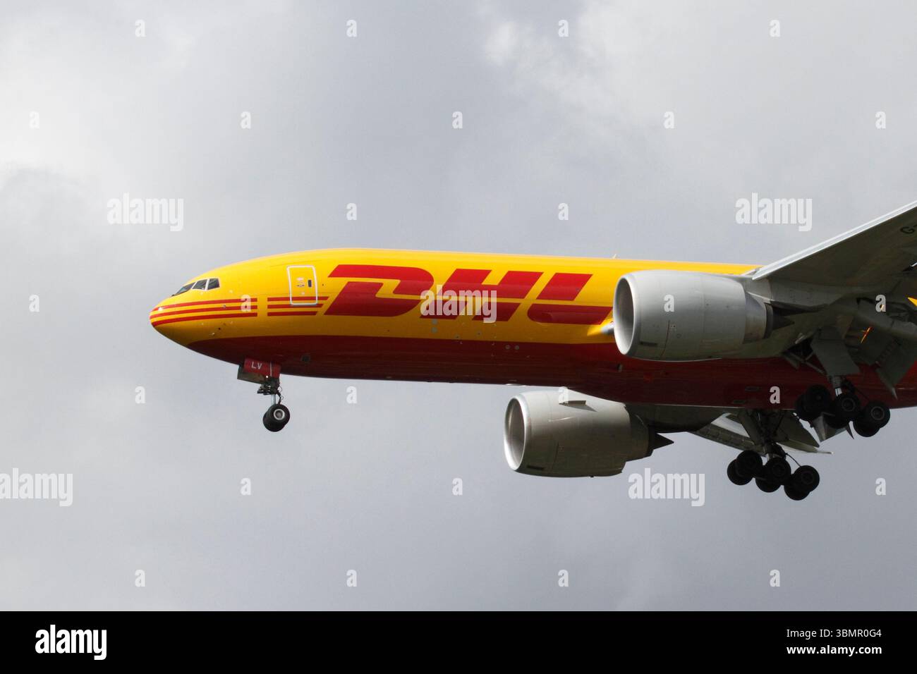 BOEING 777F G-DHLV. Logistikpartner der Formel 1. Stockfoto