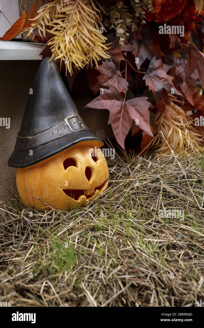 Halloween dekoriertes Café oder Restaurantterrasse im Freien in Amerika oder Europa mit Kürbissen, traditionellen Attributen von Halloween. Innenhofdekor für Stockfoto
