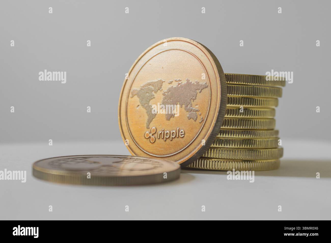 Ripple XRP Nahaufnahme des Krypto-virtuellen Zahlungssystems der Welt. Smartphone, das Finanznachrichten auf den Aktienmärkten liest Stockfoto