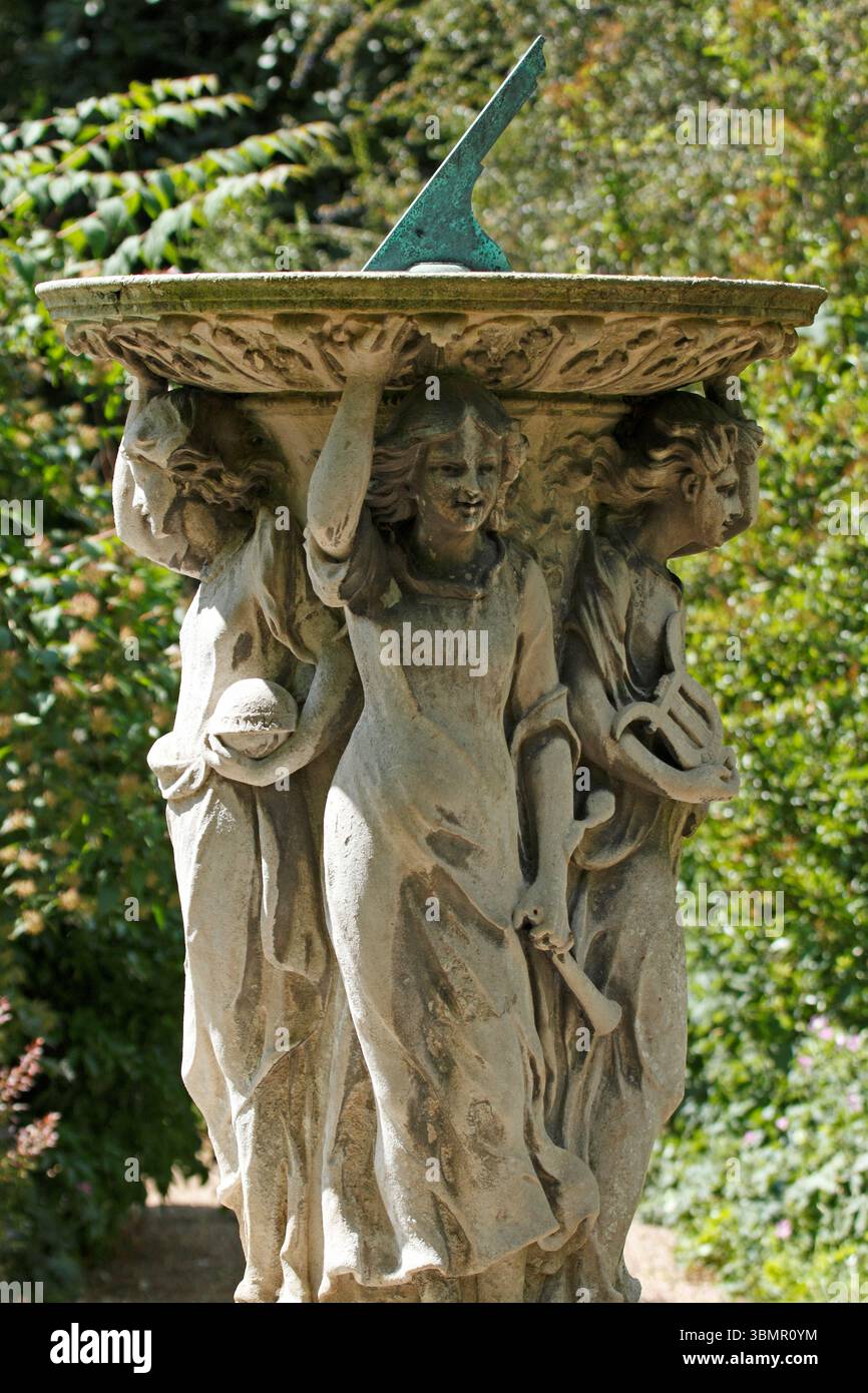 Statue der drei Musen, die die Sonnenuhr in den Whatton House Gardens Leicestershire, Großbritannien, unterstützen. Griechische Göttinnen. Stockfoto