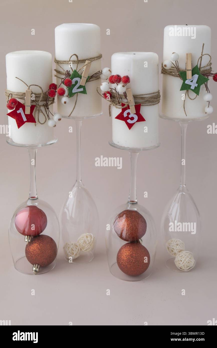 Neujahr- und Weihnachtsvorbereitung. Vier Wochen Adventskerzen auf dem Tisch. Handgefertigte umweltfreundliche Einrichtung. Nachhaltige Weihnachtsdekoration. Kopierbereich Stockfoto