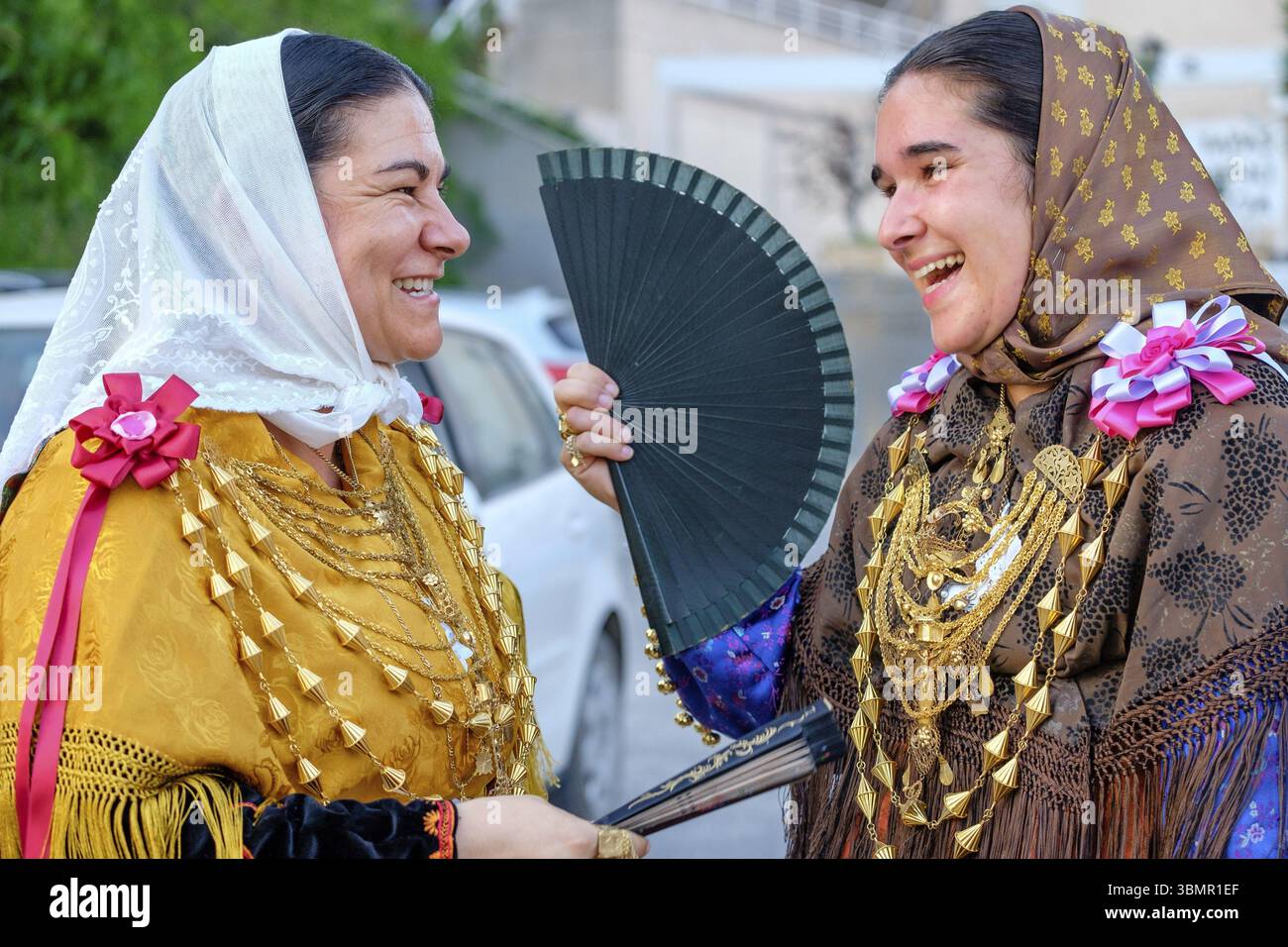 Details der traditionellen Damenkostüme, der traditionellen Ballseiten des Landtanzes, des typischen ibizanischen Tanzes, Portinax, Ibiza, Balearen, Spanien, Europa Stockfoto