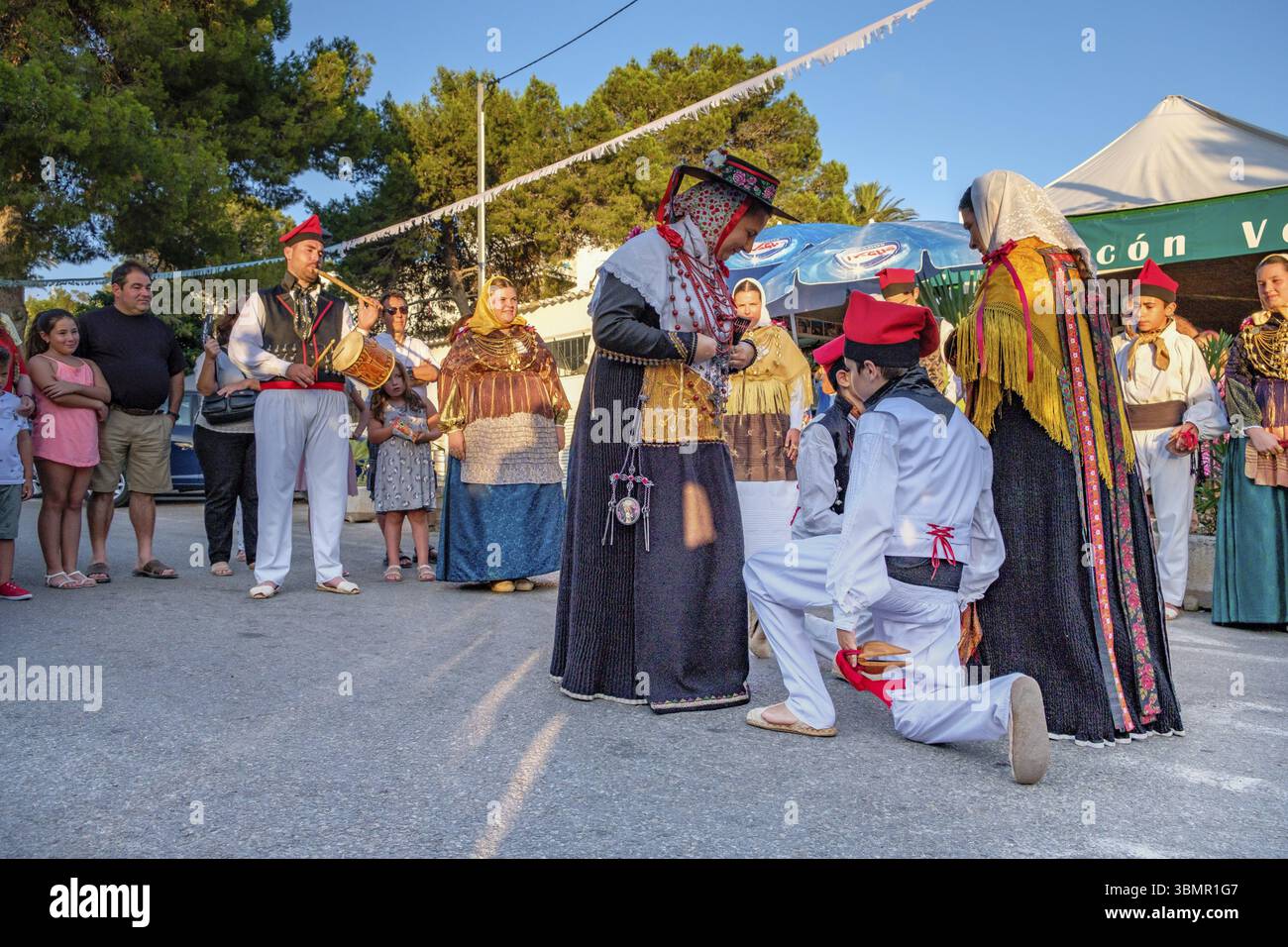 Paare tanzen, traditionelle Landtanz-Ballseiten, typisch ibizanischer Tanz, Portinax, Ibiza, Balearen, Spanien, Europa Stockfoto