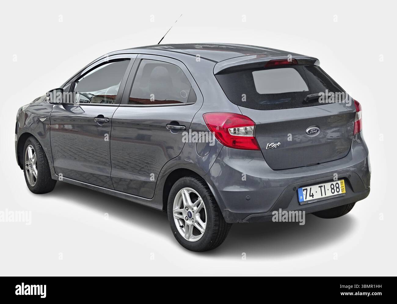 Moderner Kompaktwagen Ford Ka+ isoliert auf weißem Hintergrund, Rückansicht Stockfoto