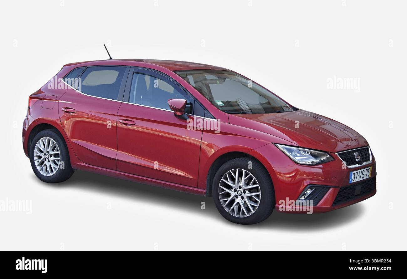 Modernes Ibiza-Auto mit rotem SITZ, das auf weißem Hintergrund geparkt ist und sein elegantes Design und seine leuchtenden Farben zeigt Stockfoto