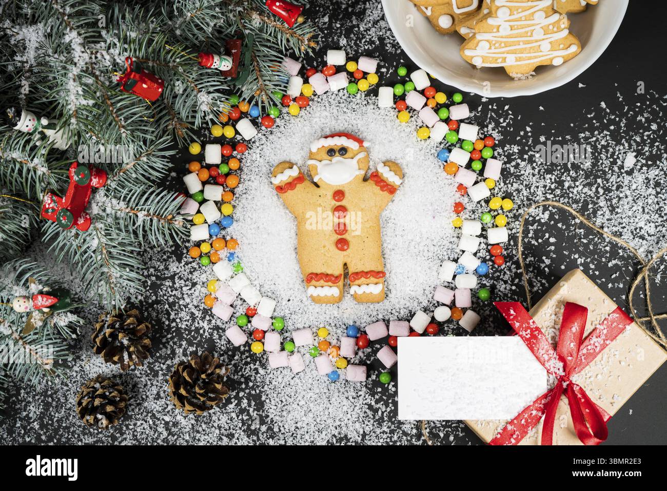 Weihnachtsfeiertage Komposition auf Hintergrund mit schwarzer Karte, kopieren Sie Platz für Ihren Text Stockfoto