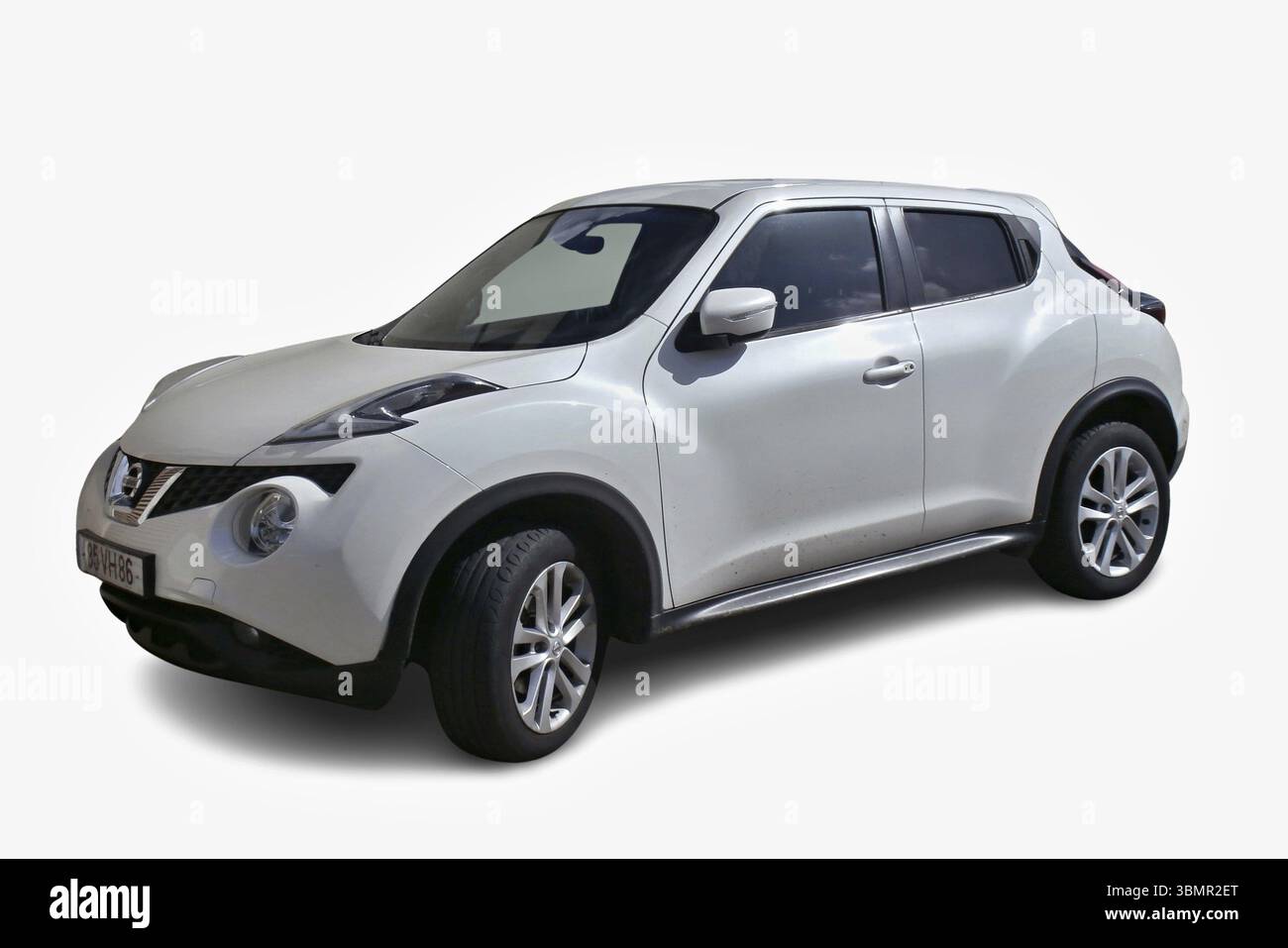 Stilvolle weiße Nissan Juke Crossover geparkt, mit modernem Design und urbanem Flair Stockfoto