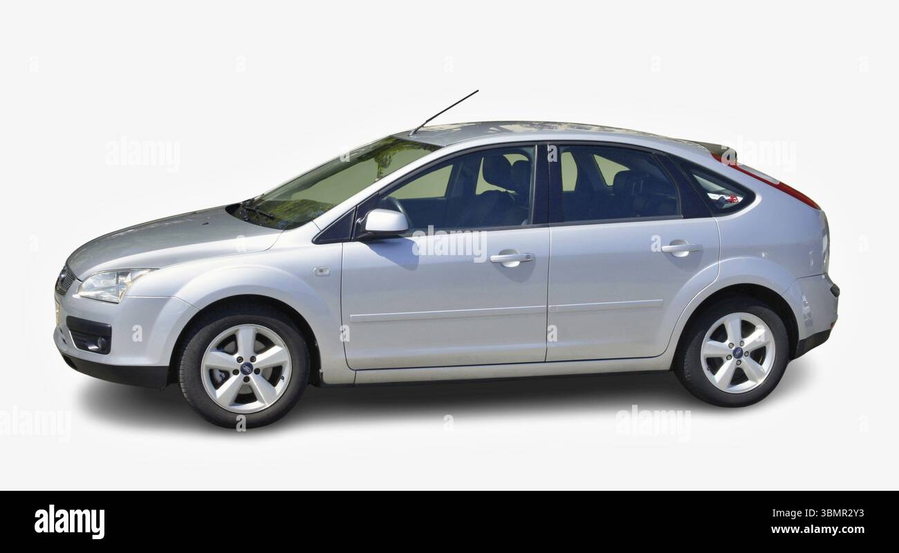 Seitenansicht eines silbernen Ford Focus, der vor weißem Hintergrund geparkt ist, symbolisiert persönliche Mobilität und Fahrzeugdesign Stockfoto