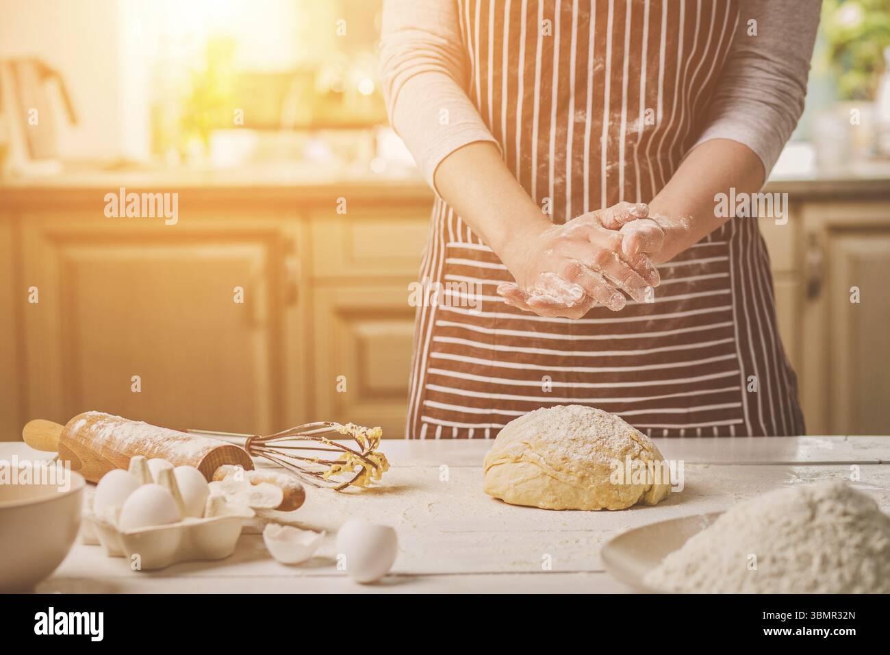 Frau schlagen die Hände über dem Teig Nahaufnahme. Baker beendete seine Bäckerei, schütteln Mehl aus seinen Händen, freier Platz für Text. Hausgemachte Backwaren, kochen Prozesssignalen Stockfoto