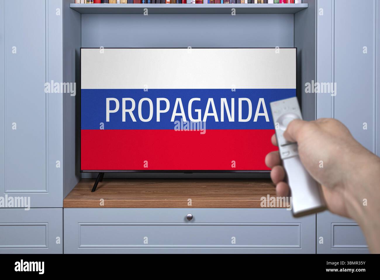 Propaganda-TV-Kanäle im russischen Fernsehen. Agitation und russische Propaganda im modernen Fernsehen. Bürger mit Fehlinformation. Fernbedienung im han Stockfoto
