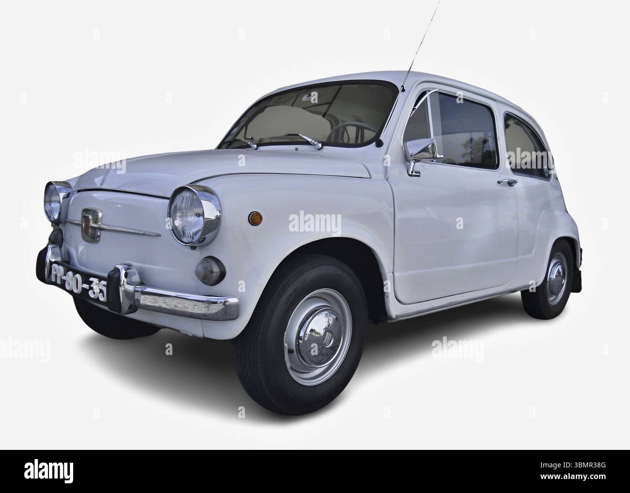 Der klassische weiße Fiat 600 zeigt die italienische Oldtimerherstellung und erinnert an Nostalgie für einfachere Zeiten Stockfoto