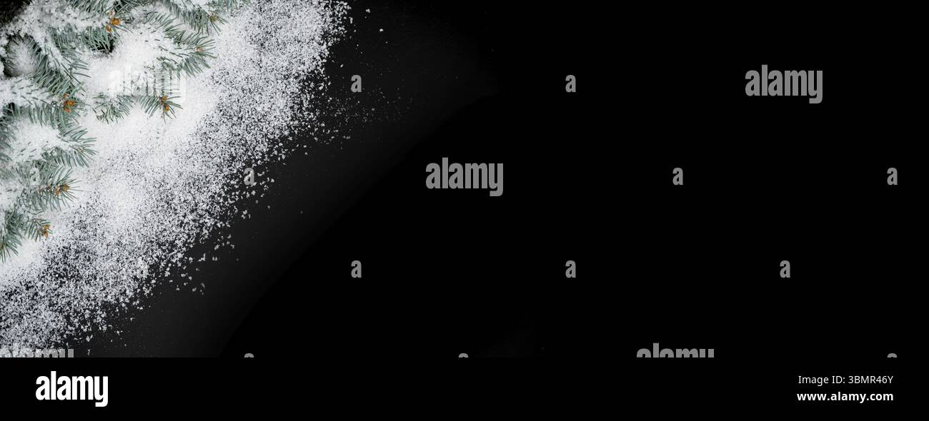 Banner von funkelnden flauschigen weißen Schnee isoliert auf schwarzem Hintergrund Stockfoto