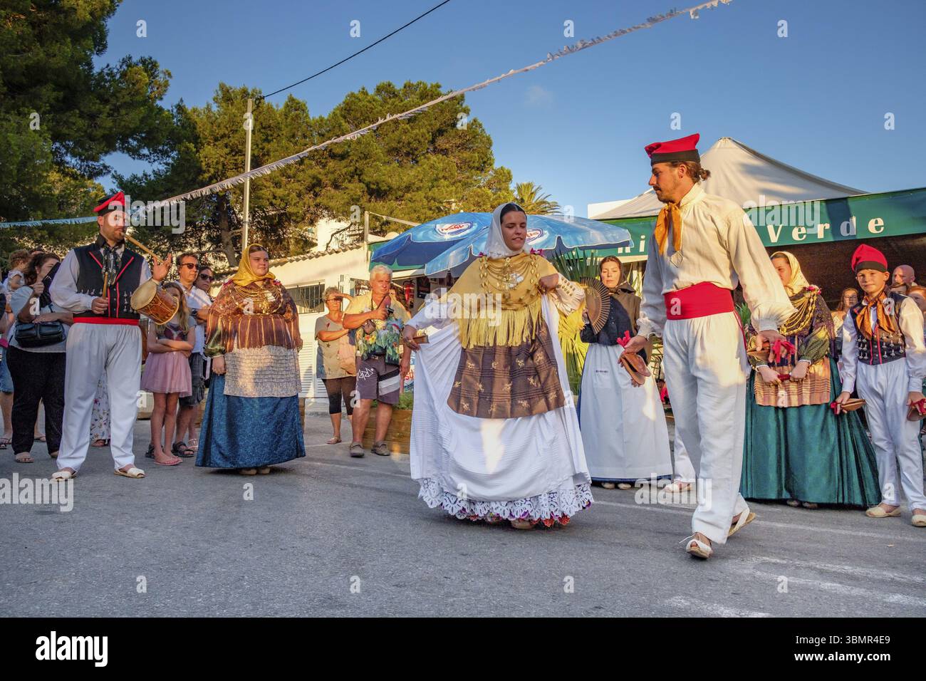 Paare tanzen, traditionelle Landtanz-Ballseiten, typisch ibizanischer Tanz, Portinax, Ibiza, Balearen, Spanien, Europa Stockfoto