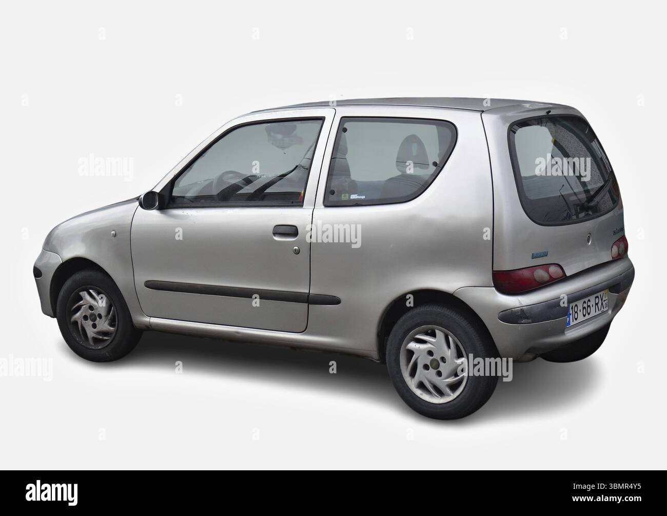 Studio-Aufnahme eines silbernen Fiat Seicento Stadtwagens auf weißem Hintergrund Stockfoto