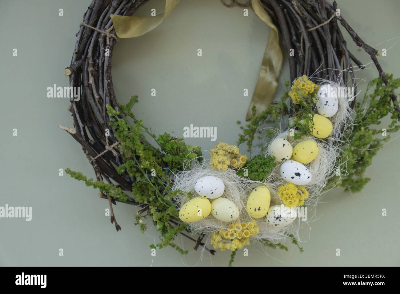 Dekor mit offenem Osterkranz. Handgefertigtes kreatives Geschenk oder Geschenkidee. Keine Verschwendung umweltfreundliche Frühlings-Urlaubsdekoration Stockfoto