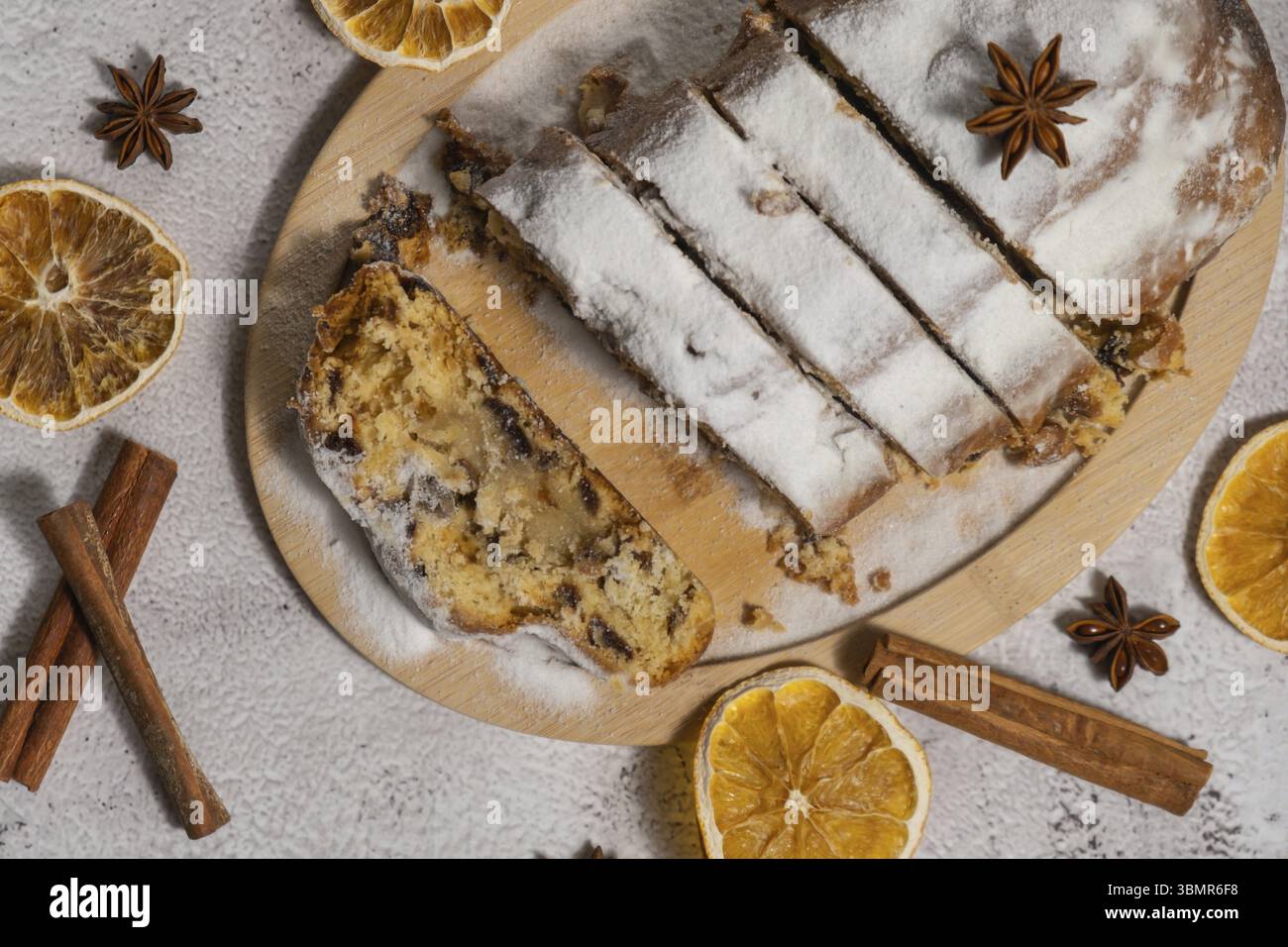 Scheiben hausgemachter Weihnachtskuchen mit Marzipannüssen und getrockneten Früchten Gebäck Dessert Stollen. Winterferien saisonale Atmosphäre. Delic Stockfoto