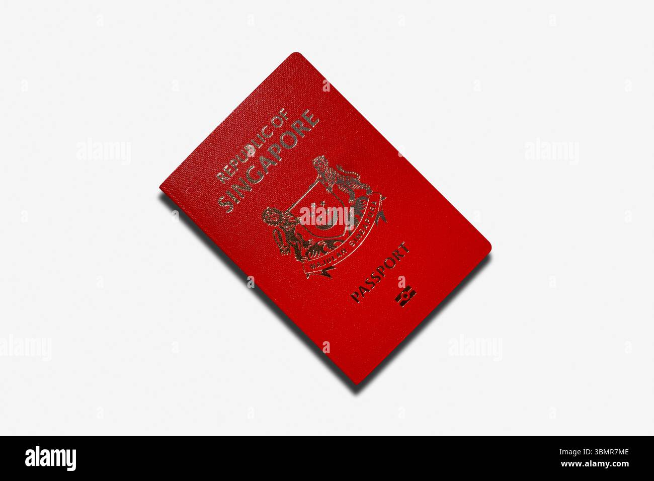 Nahaufnahme eines singapurischen Passes, isoliert auf weißem Hintergrund. Stockfoto