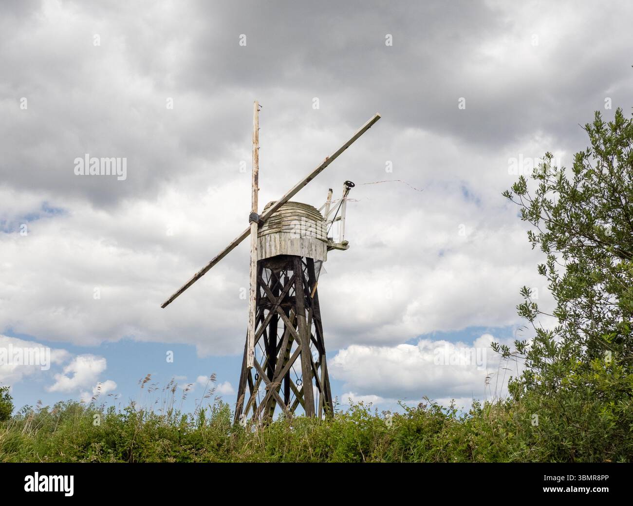 Eine alte Windpumpe in der Nähe von Reedham Water in den Norfolk Broads, Norfolk, Großbritannien. Stockfoto