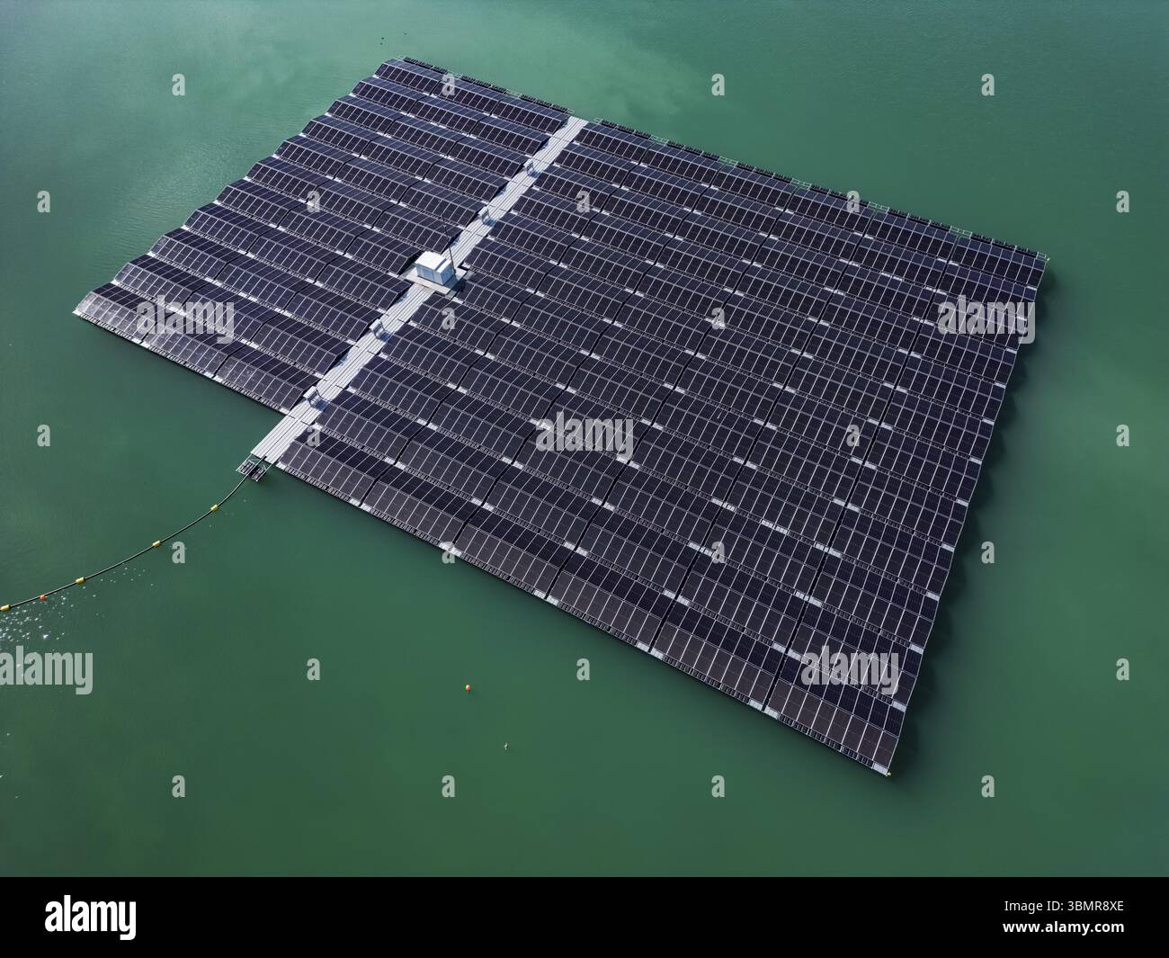 Schwimmender Solarpark mit Photovoltaikanlage auf dem See als Luftsicht Stockfoto