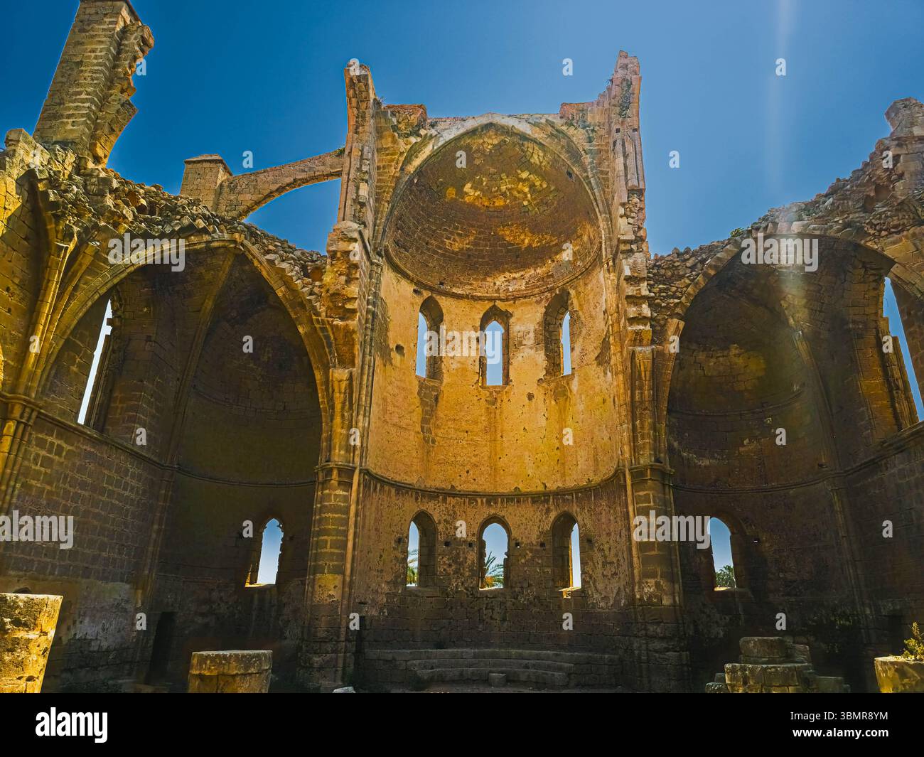 Weite Innenansicht der Ruinen der griechischen Kirche St. George Famagusta 13 06 2025 Stockfoto