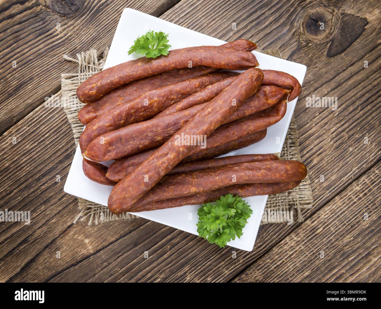 Mettwurst (deutsche Küche) als detaillierte Nahaufnahme (Tiefenschärfe) auf hölzernen Hintergrund Stockfoto