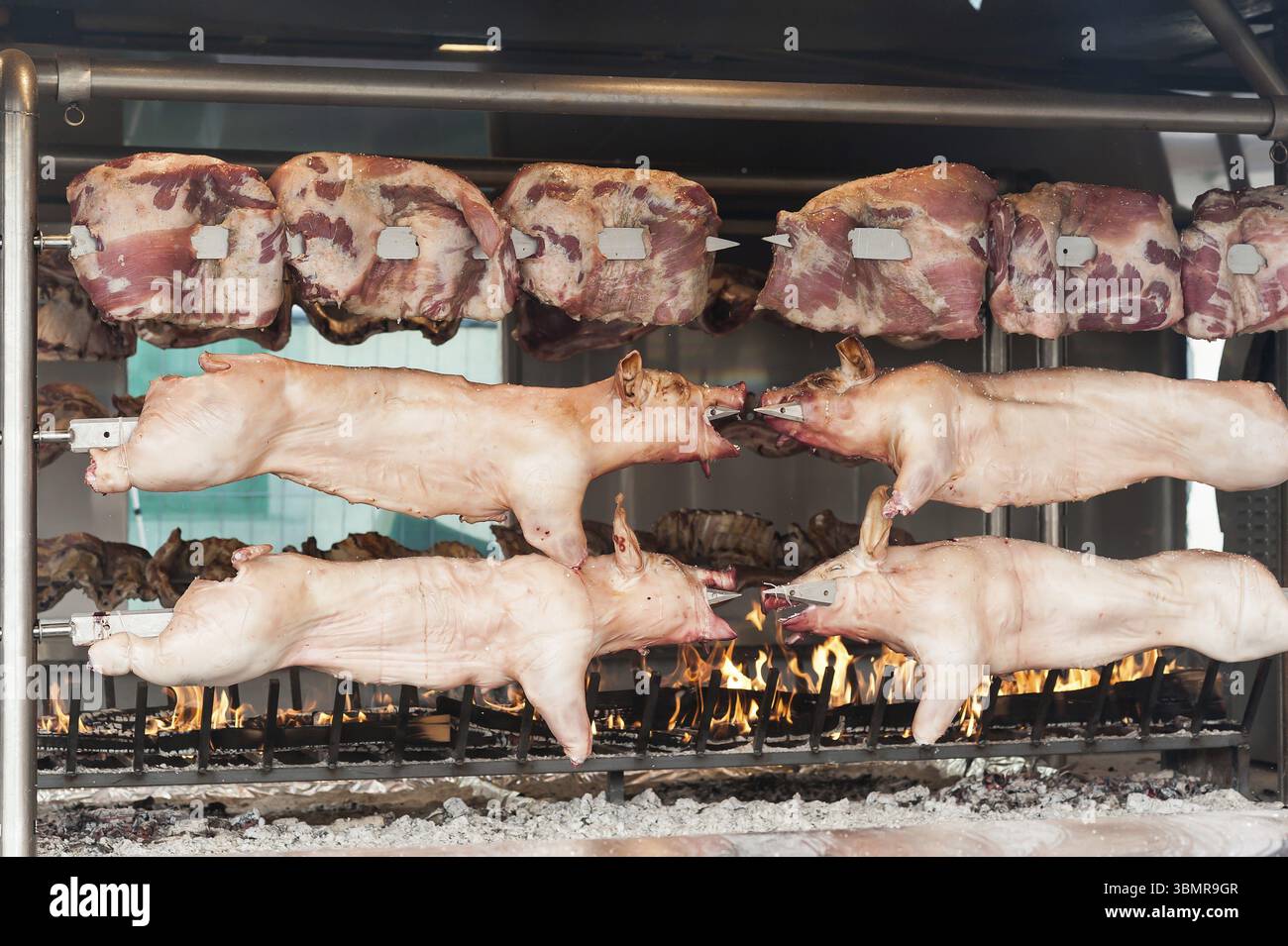 Schlachtkörper von Schweinefleisch und anderem Fleisch, auf Spießen zubereitet. Kochen auf Grill und Feuer Stockfoto