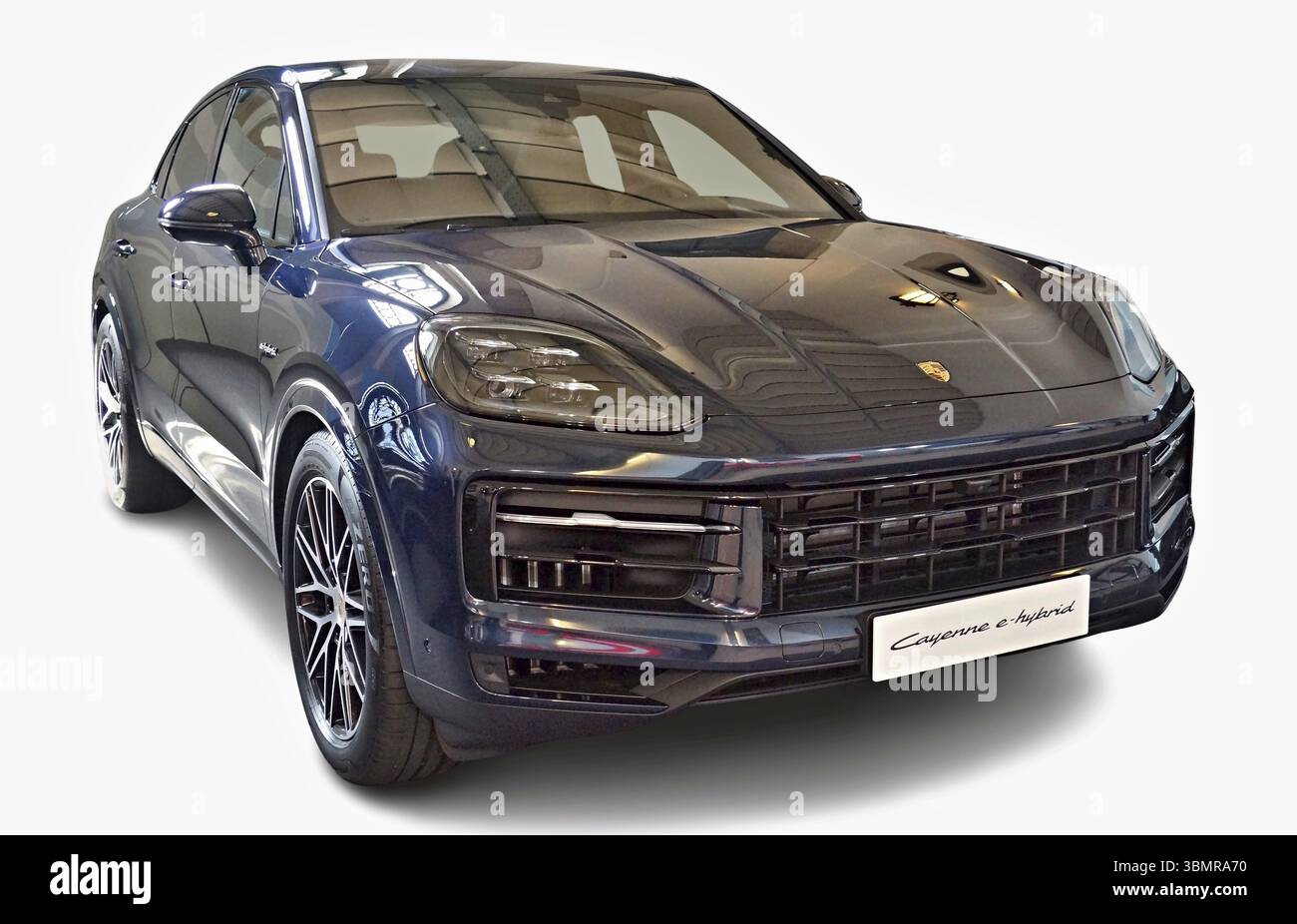 Der moderne Porsche Cayenne E-Hybrid posiert in einem Showroom und hebt seine schlanke Silhouette und Hybrid-Technologie hervor Stockfoto