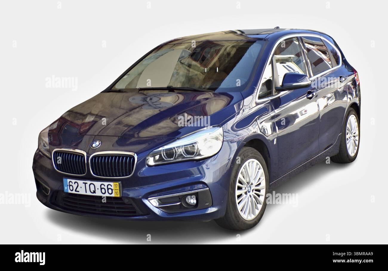 Moderner BMW 2er Active Tourer, geparkt und bereit für Abenteuer, unterstreicht sein elegantes Design Stockfoto