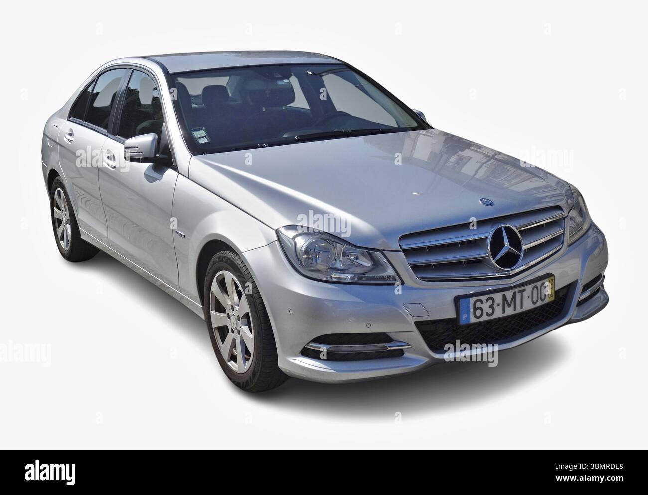 Das elegante, silberne Mercedes-Benz C-Klasse W204 im Parkhaus zeigt sein elegantes Design und seine kraftvolle Präsenz Stockfoto