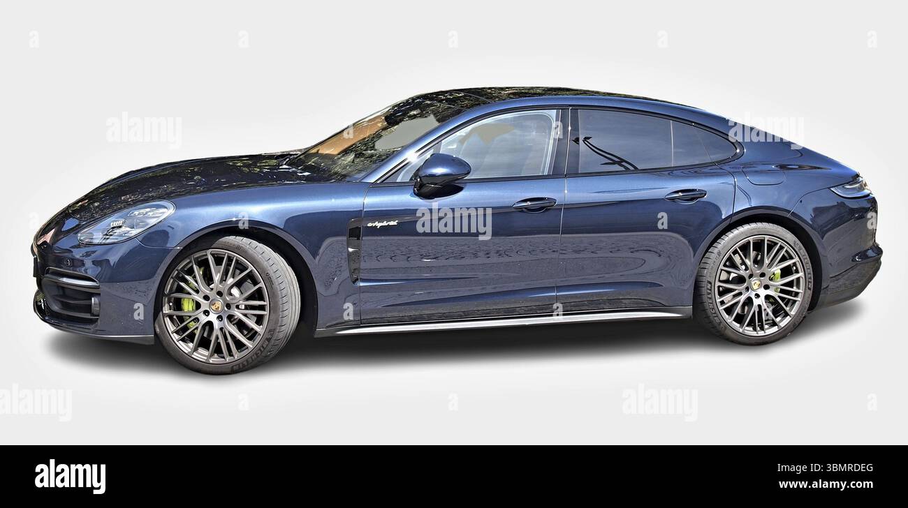 Seitenansicht eines blauen Porsche Panamera 4 E-Hybrid Sport Turismo mit seiner schlanken Silhouette und Hybrid-Technologie Stockfoto