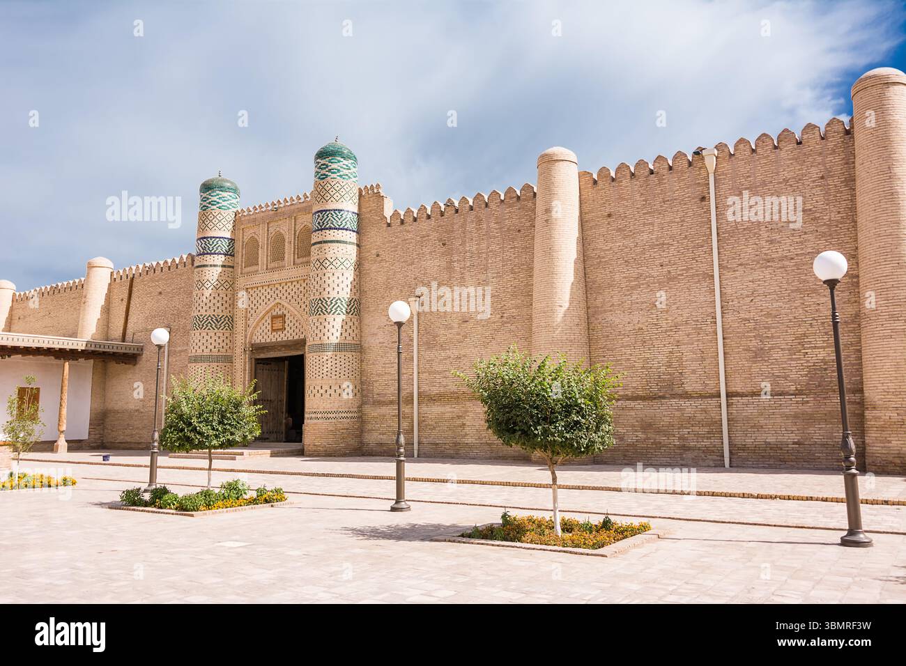 Mauern, Säulen und Zinnen des Nurullabay Palace in Chiwa, Usbekistan, mit traditioneller islamischer Architektur und historischen Details. Stockfoto