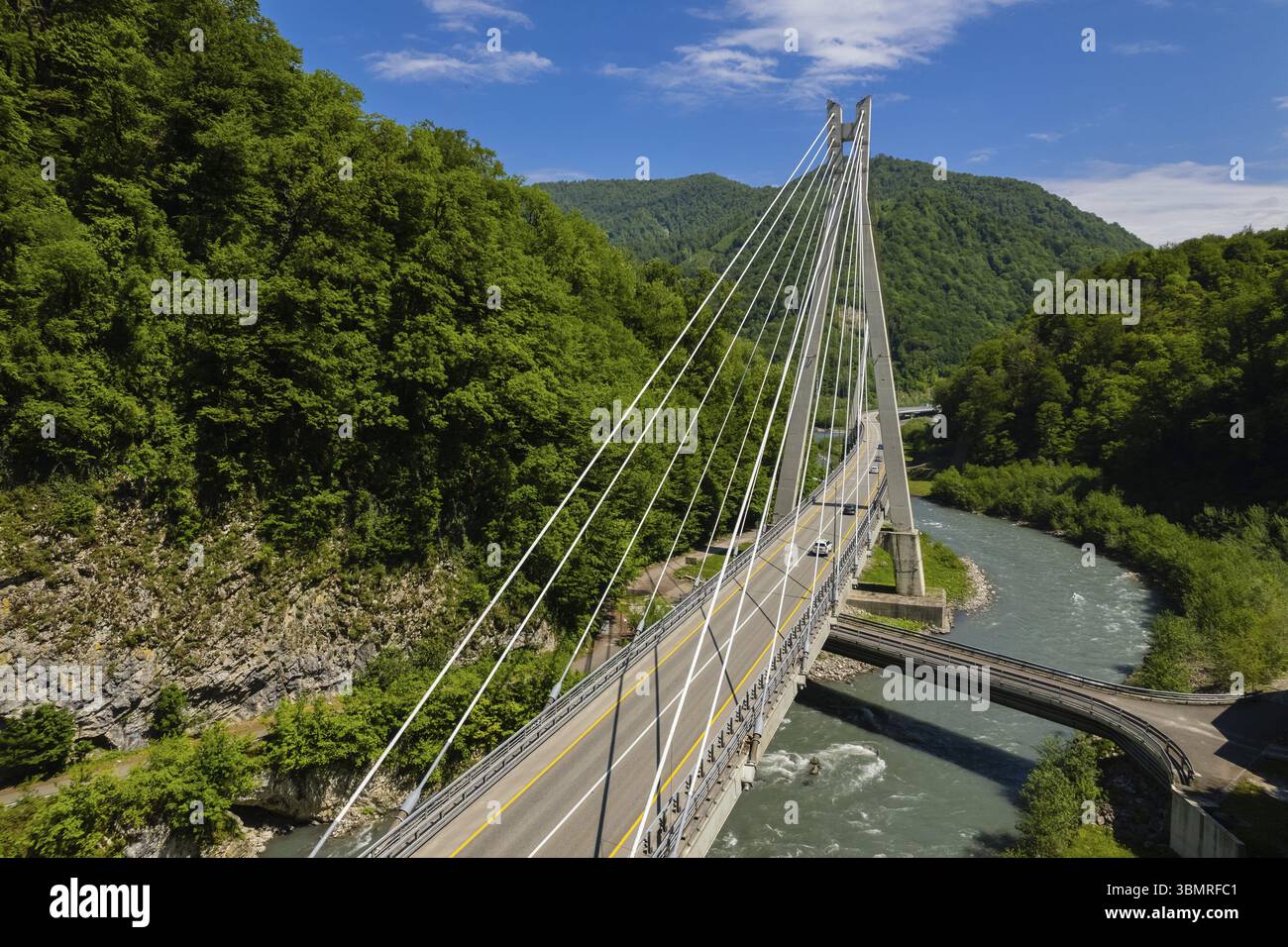 Kabelbrücke auf der Adler-Krasnaya-Polyana-Autobahn. Aus der Vogelperspektive eines Autos, das auf der gewundenen Bergstraße in Sotschi, Russland, Europa fährt Stockfoto