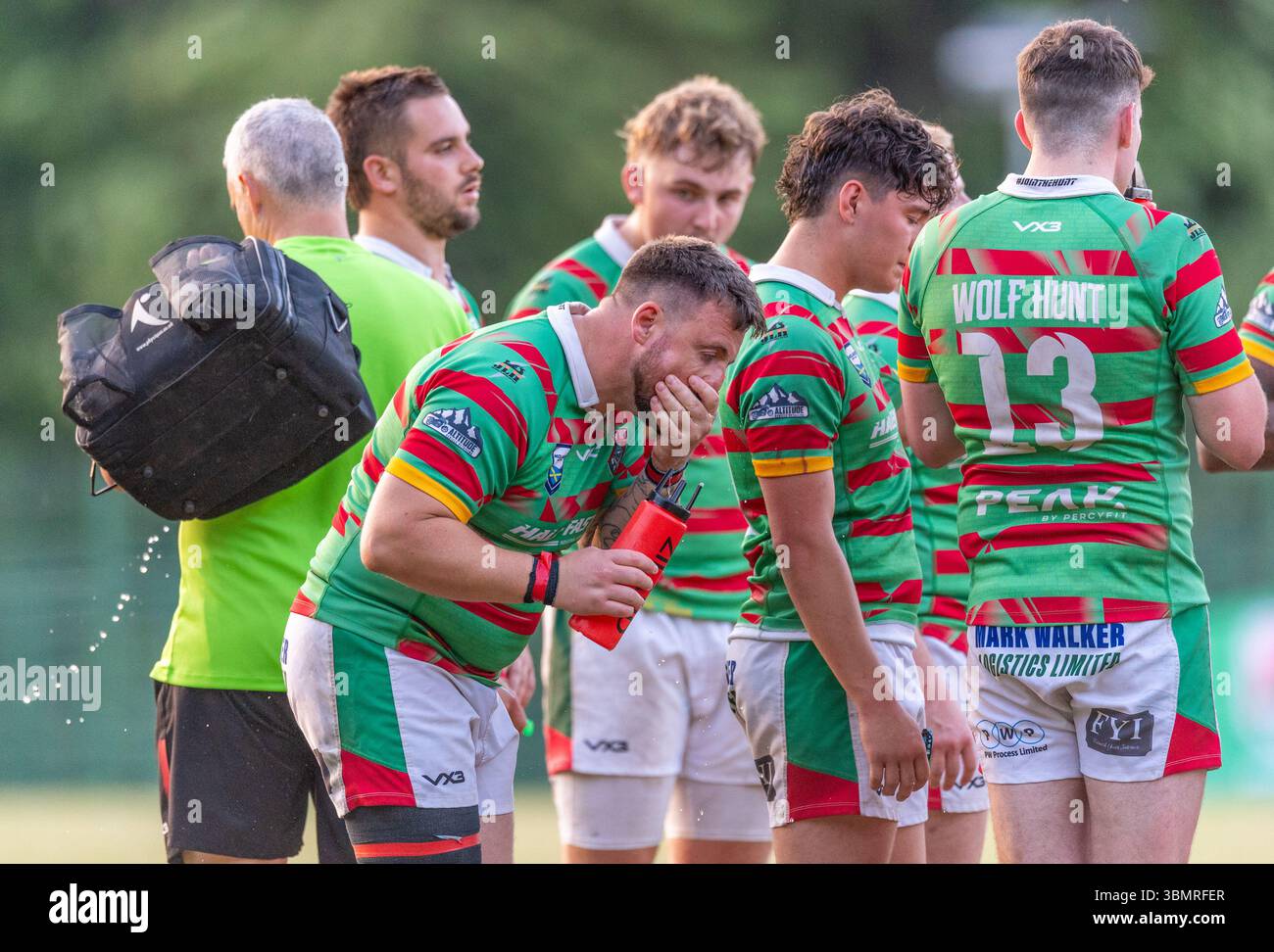Männer spielen in einem Amateur-Rugby-League-Spiel. Stockfoto