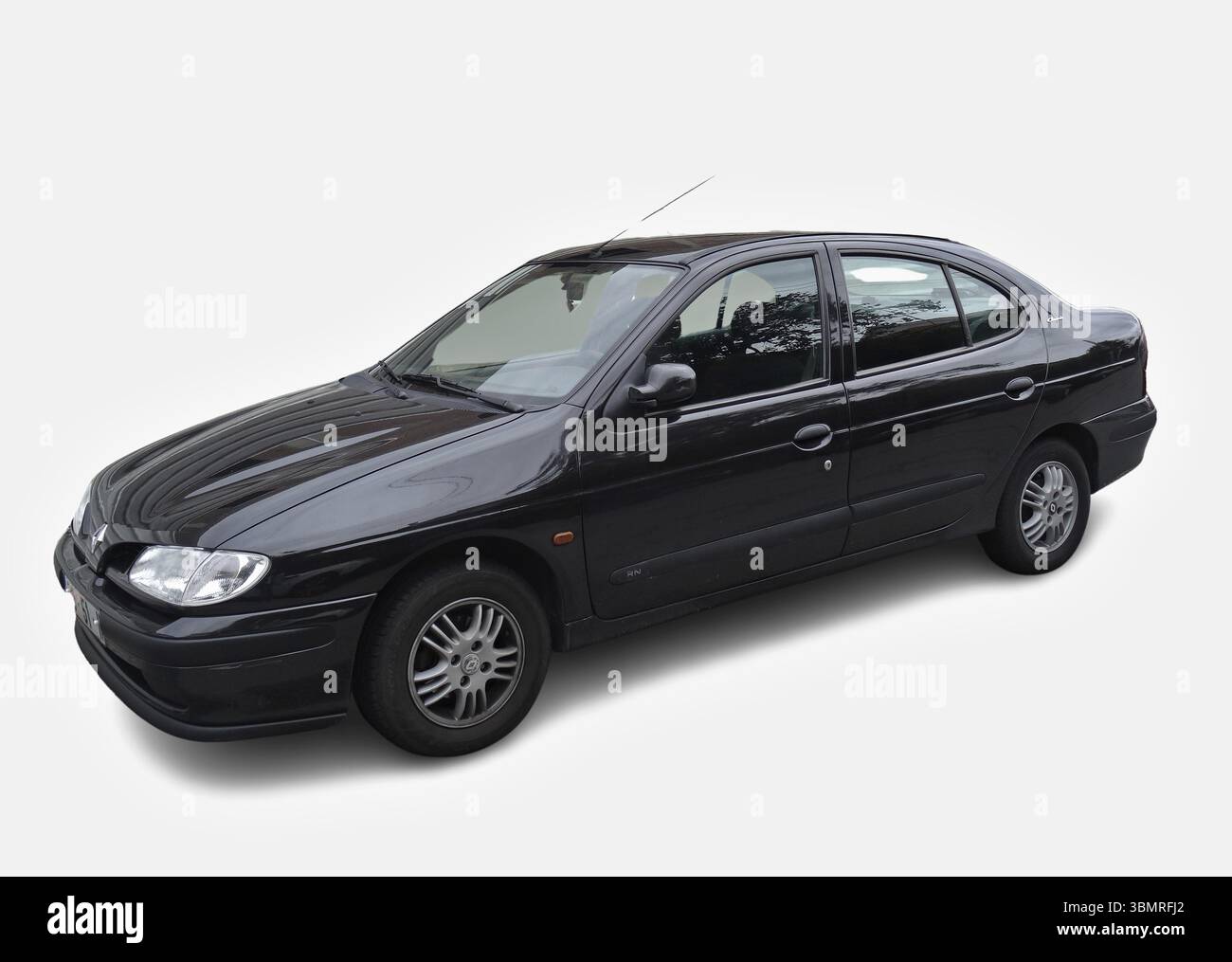 Klassischer Renault Megane-Parkplatz auf weißem Hintergrund mit zeitlosem Design Stockfoto