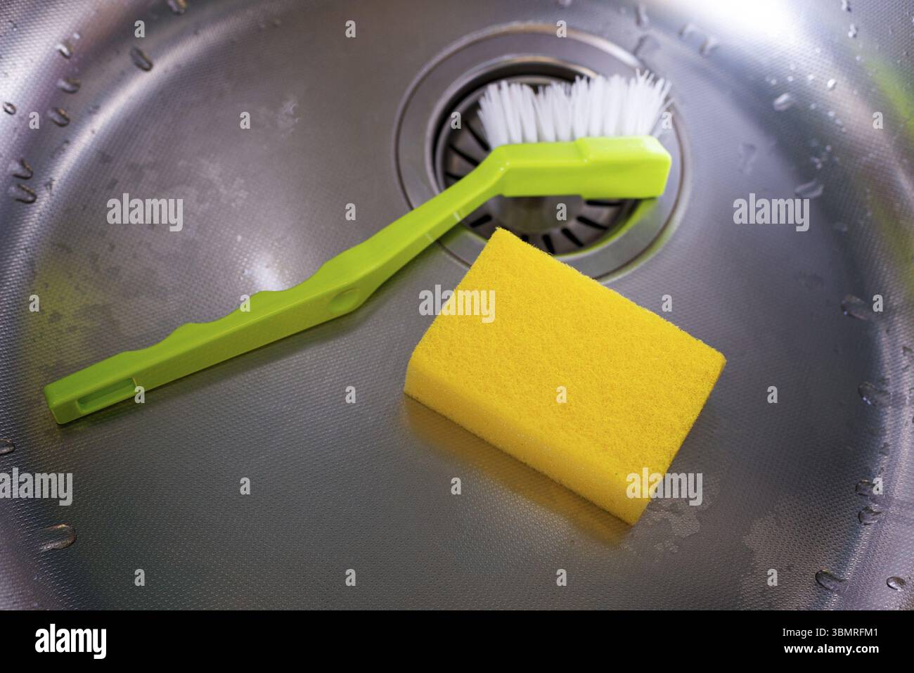 INOX Stahl Spülbecken mit Schwamm und Bürste flach gelegt, Ukraine, Europa Stockfoto