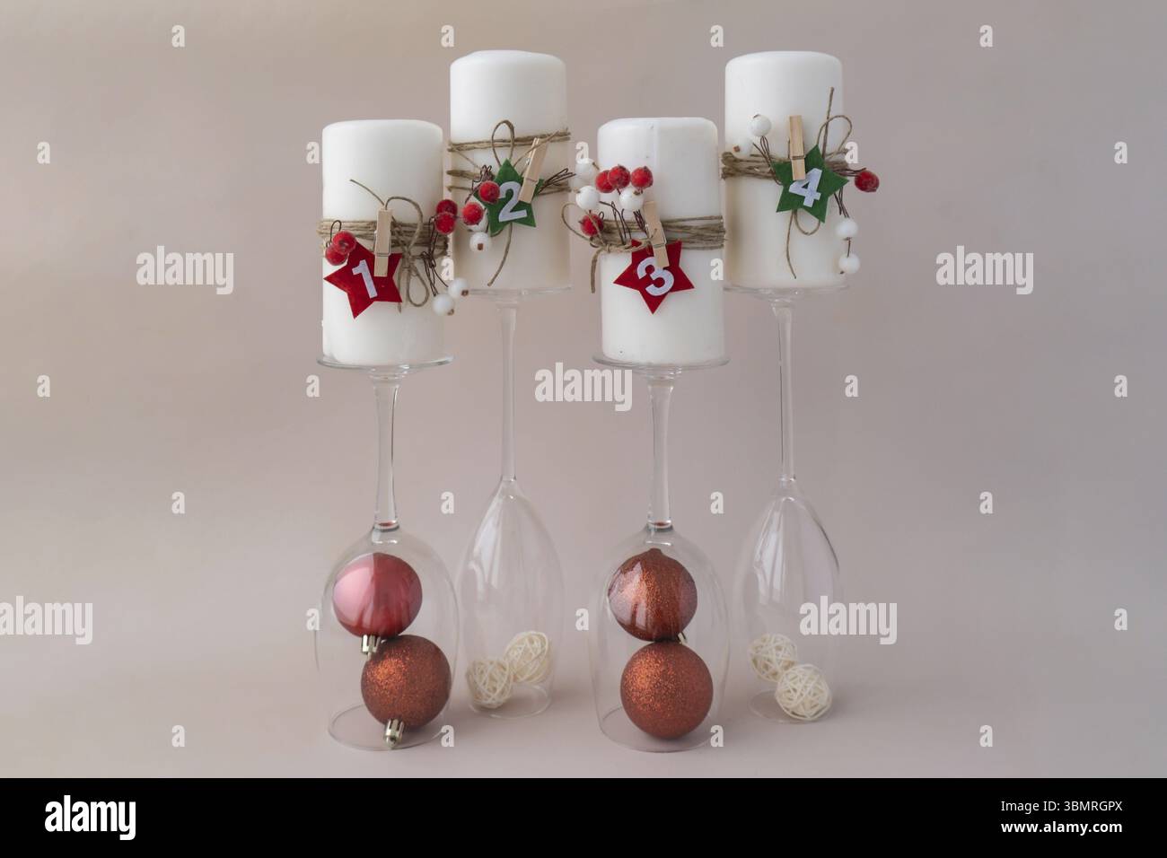 Neujahr- und Weihnachtsvorbereitung. Vier Wochen Adventskerzen auf dem Tisch. Handgefertigte umweltfreundliche Einrichtung. Nachhaltige Weihnachtsdekoration. Kopierbereich Stockfoto