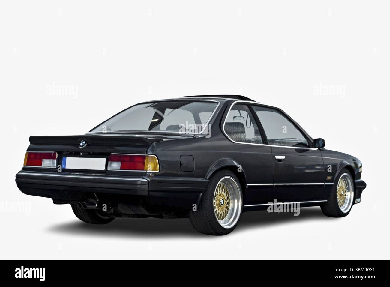 Klassischer BMW 6er E24 Sportwagen auf weißem Hintergrund mit elegantem Design und sportlichen Merkmalen Stockfoto