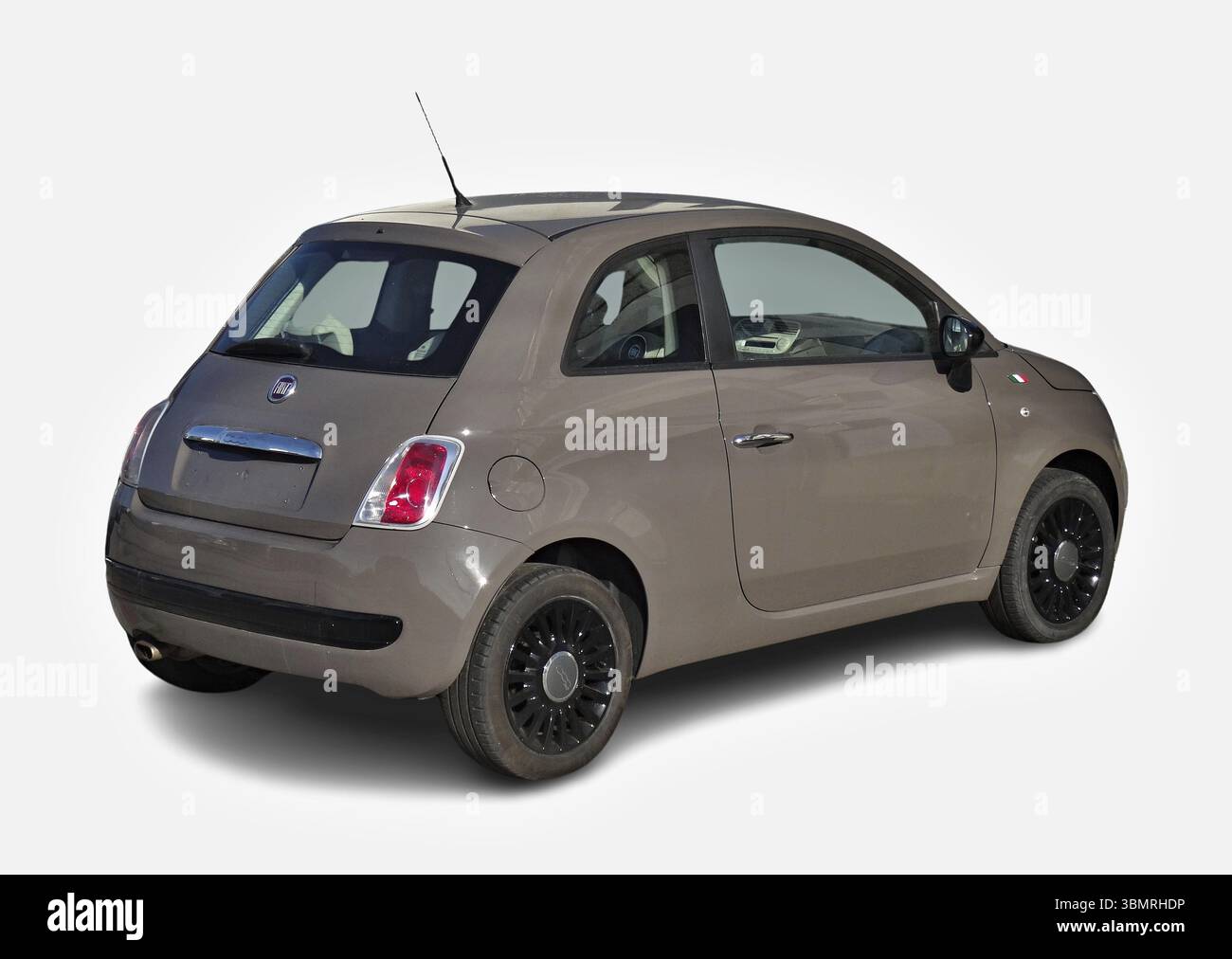 Modernes, kompaktes Fiat 500-Fahrzeug, isoliert auf weißem Hintergrund, das italienisches Automobildesign repräsentiert Stockfoto