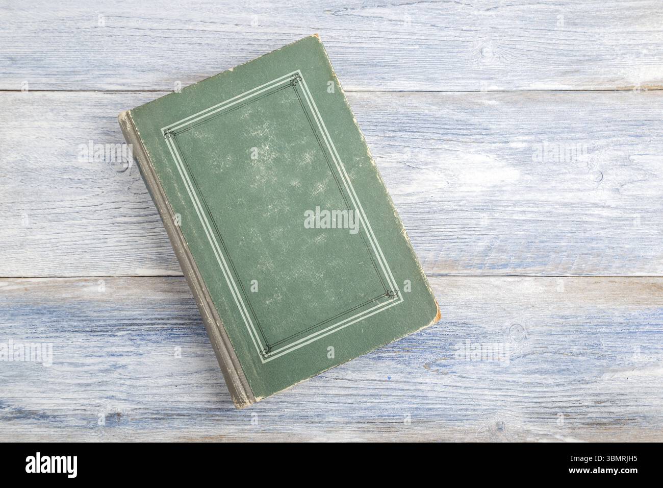 Altes Buch auf hellblauem, altem hölzernem Hintergrund. Draufsicht flach Stockfoto