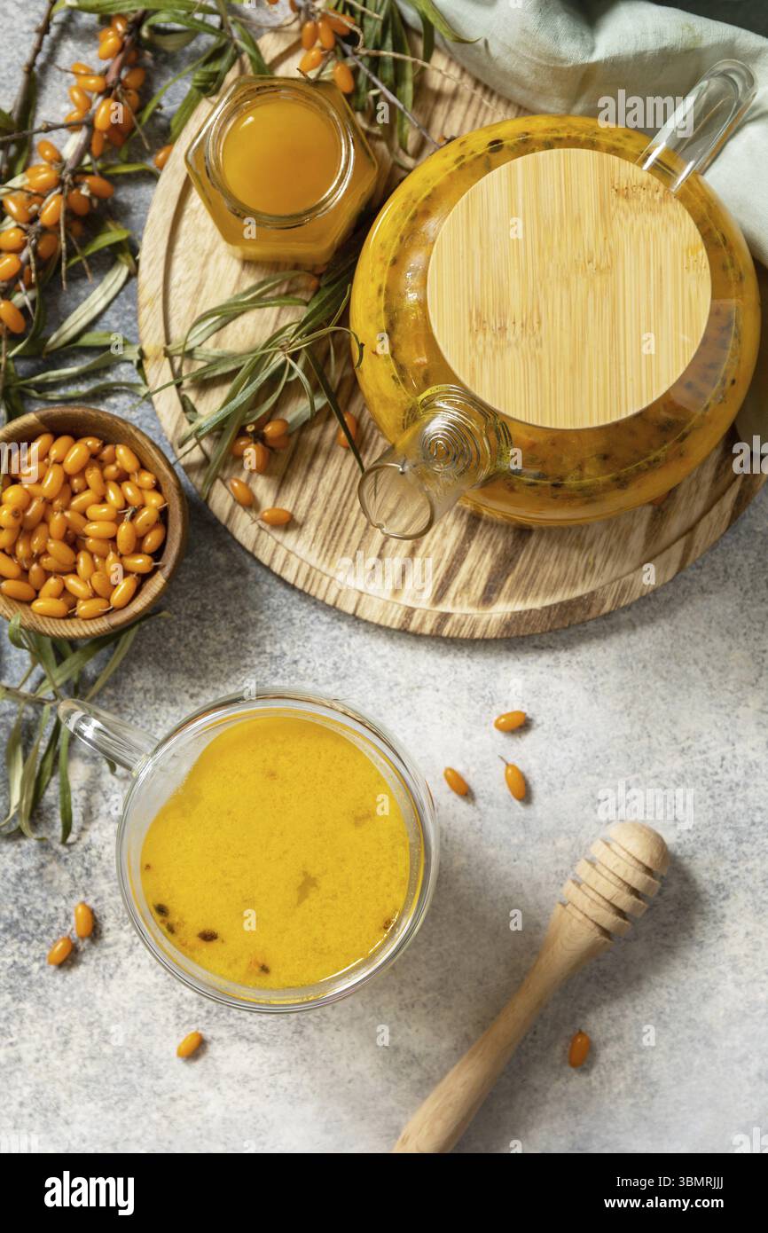 Meer â€‹ â€‹ â€‹ â€‹ Sanddorn und Tasse gesundes Meer â€‹ â€‹ â€‹ â€‹€‹Sanddorntee mit Honig auf einem Steintisch. Herbsttee, Beeren, saisonales Getränk. Ansicht von Stockfoto