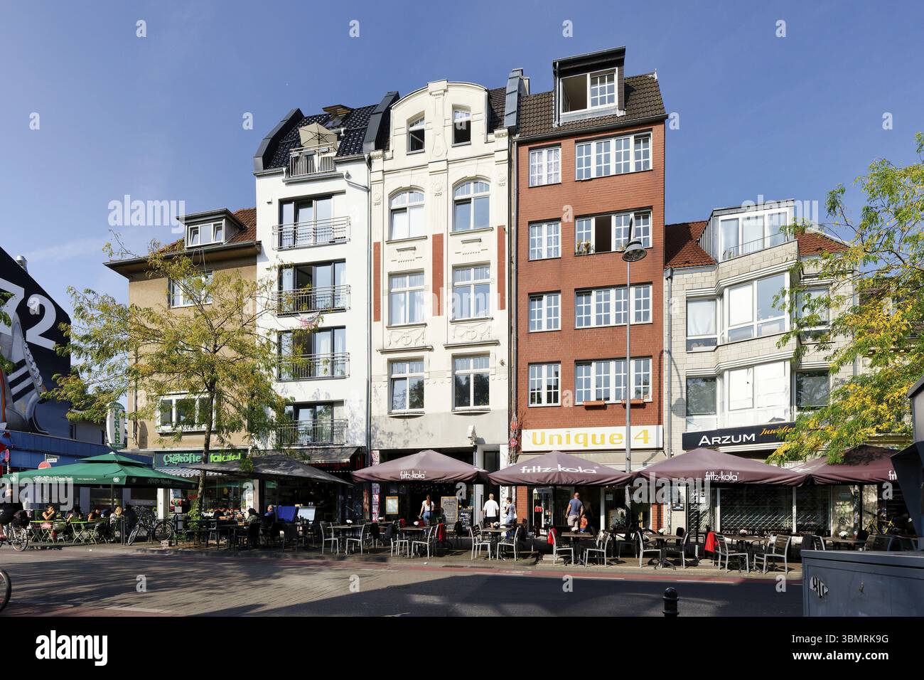 Köln, Deutschland 22. August 2024: Restaurants mit Outdoor-Catering in der Venloerstraße im Kölner Stadtteil Ehrenfeld Stockfoto