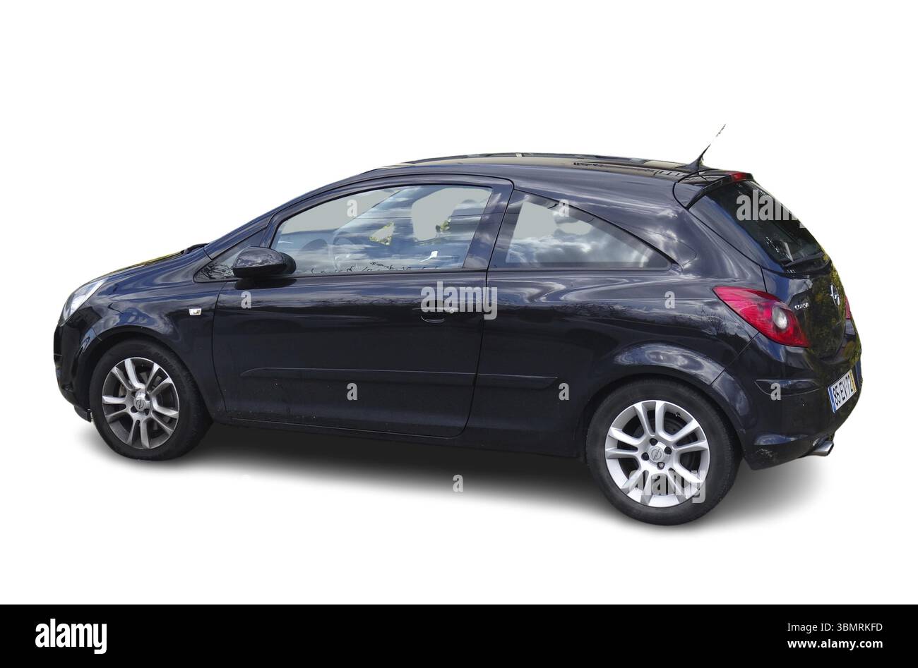 Seitenansicht eines schwarzen Opel Corsa, der vor weißem Hintergrund geparkt ist, symbolisiert persönliche Mobilität Stockfoto
