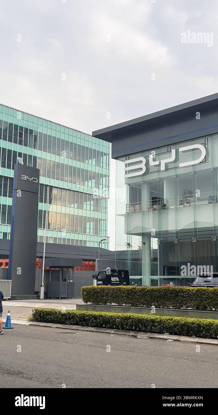 BYD-Logo in der Nähe des Eingangs zum Händlerbetrieb. Chinesische Automarke. Bekasi, Indonesien, 28. Juni 2025 Stockfoto