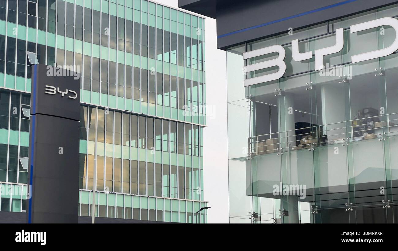 BYD-Logo in der Nähe des Eingangs zum Händlerbetrieb. Chinesische Automarke. Bekasi, Indonesien, 28. Juni 2025 Stockfoto