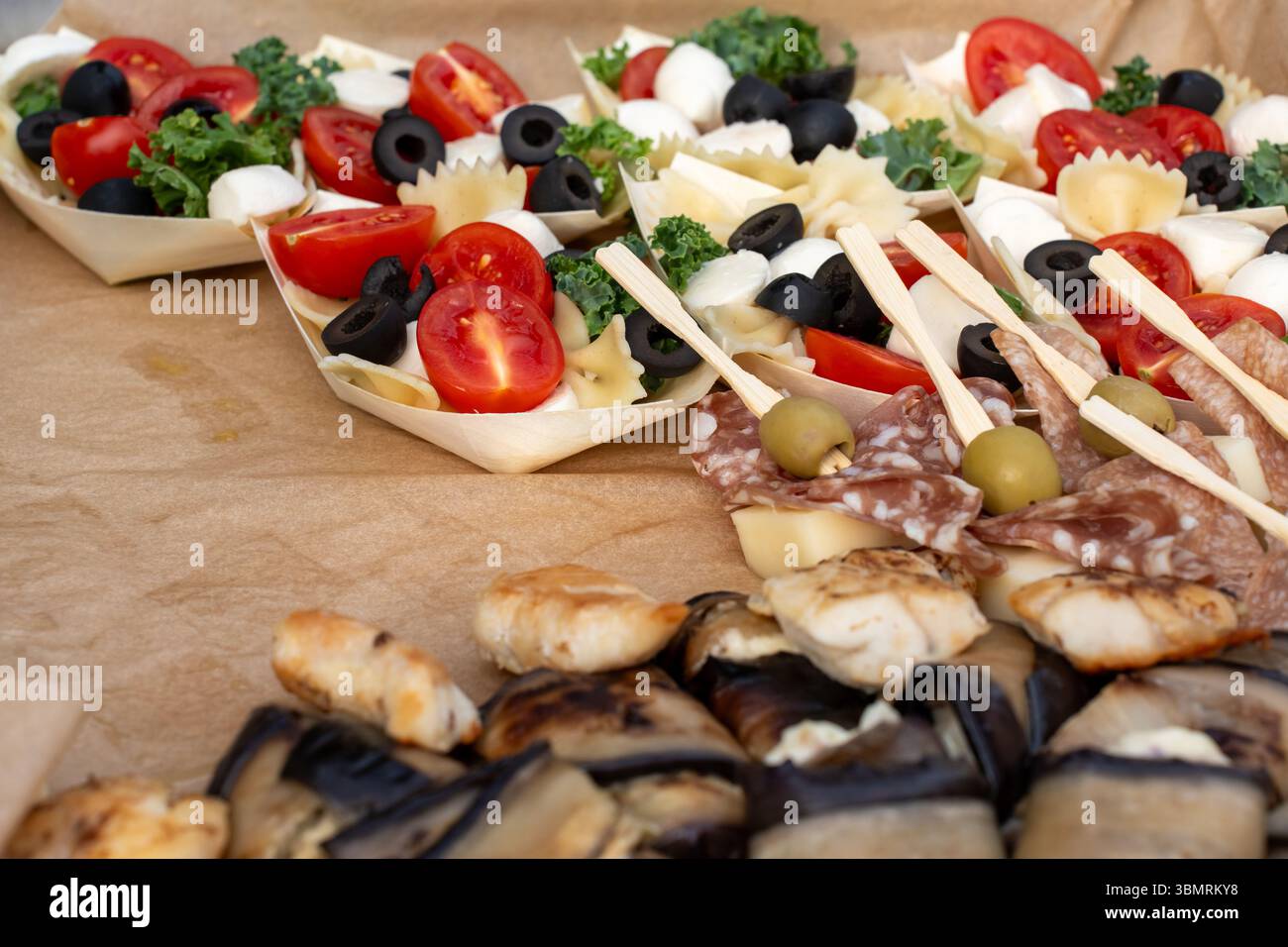 Herzhafte Vorspeisenplatte mit gerollten Auberginen, gegrillten Hähnchenbissen und marinierten Oliven. Stockfoto