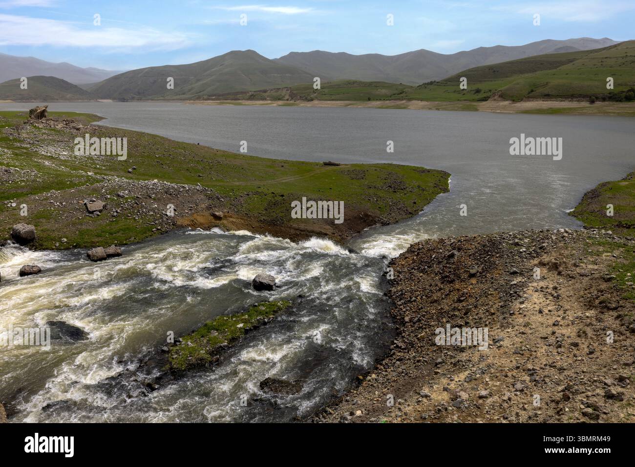 Eine Kirche aus dem 16. Jahrhundert, die teilweise im Wasser des Tolors Reservoir untergetaucht ist, bildet ein einzigartiges und atmosphärisches Wahrzeichen in Syunik. Stockfoto