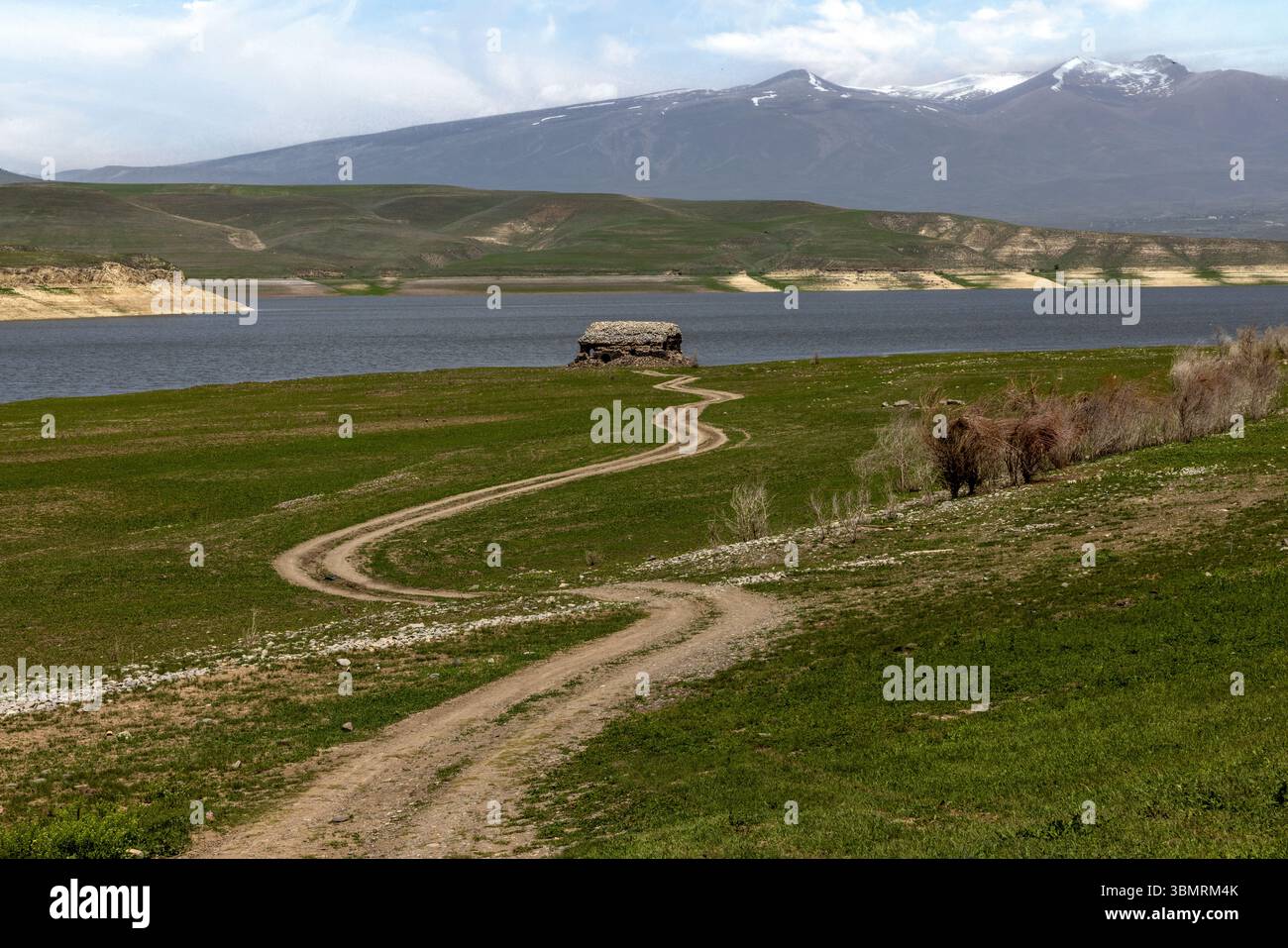 Eine Kirche aus dem 16. Jahrhundert, die teilweise im Wasser des Tolors Reservoir untergetaucht ist, bildet ein einzigartiges und atmosphärisches Wahrzeichen in Syunik. Stockfoto